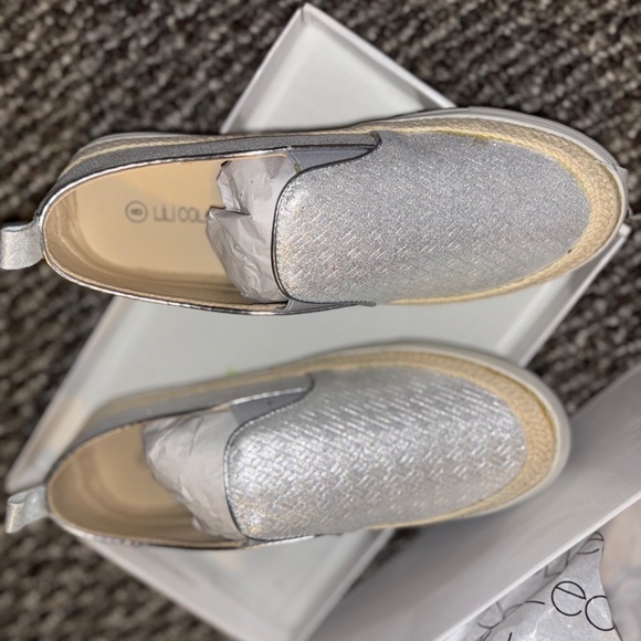 Womans  Lili Collection slip-on sneakers size 8 NIB - Picture 3 of 10